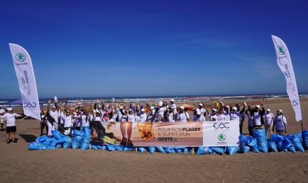 Skoda Maroc nettoie la plage Mme Choual à Ain Diab