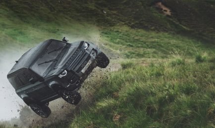 3 véhicules JLR du dernier James Bond bien vendus aux enchères