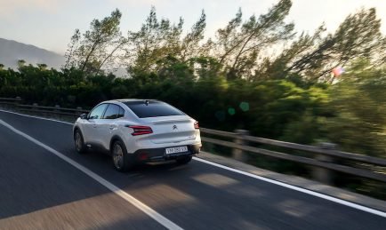 Citroën C4 X, le bien par la malle