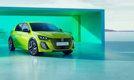 Peugeot E-208 : Opération électrification