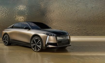 DS N°8 : Flagship électrisant de DS Automobiles