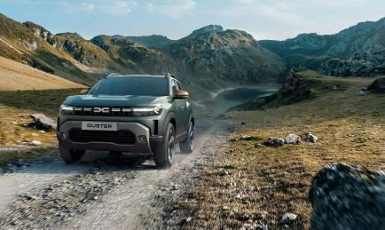 Dacia Duster : du showroom aux dunes de sable
